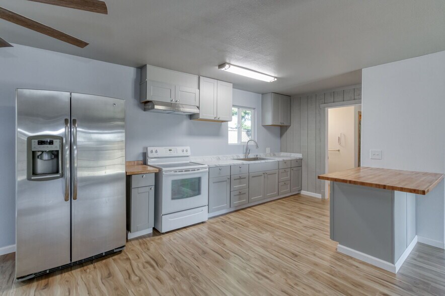 More Photos Of 12712 E McKinley Ave, Sanger Flex For Lease