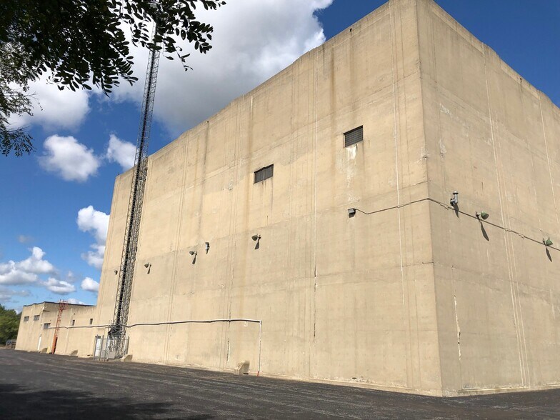 More Photos Of 1961 Base Ave, Springfield Industrial For Sale