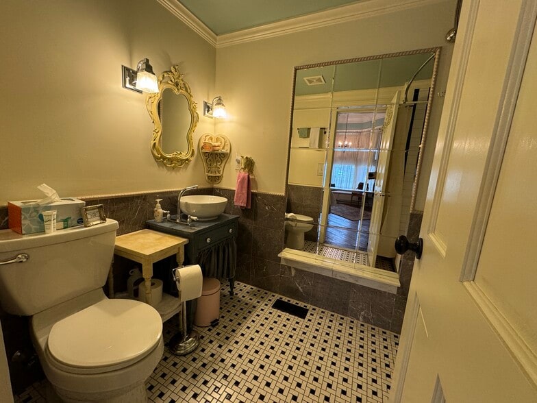 More Photos Of 224 W Chickasaw St, Tahlequah Hospitality For Sale