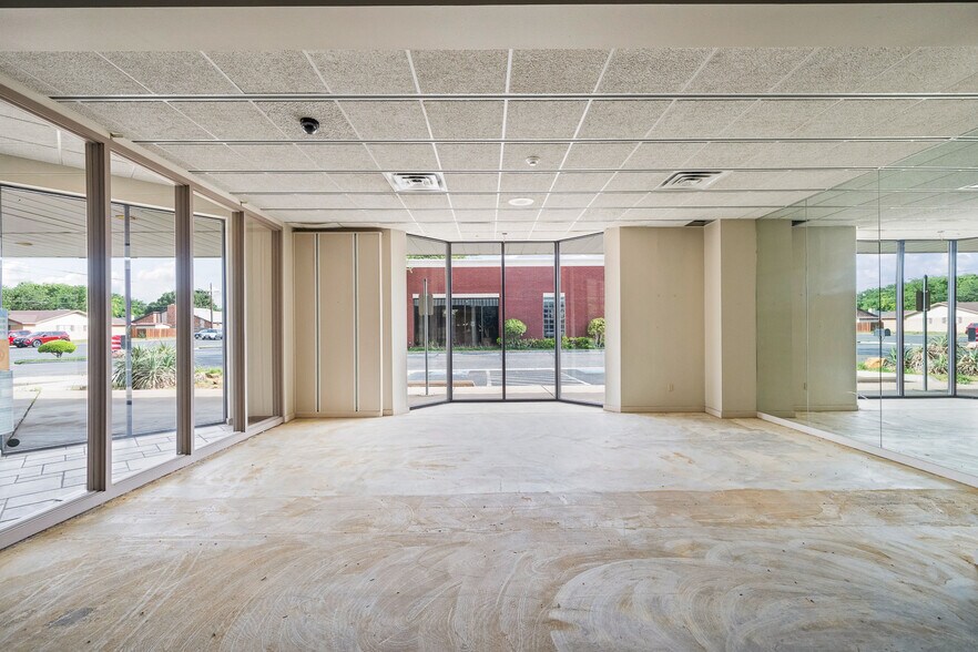 More Photos Of 7705 Quaker Ave, Lubbock Freestanding For Lease