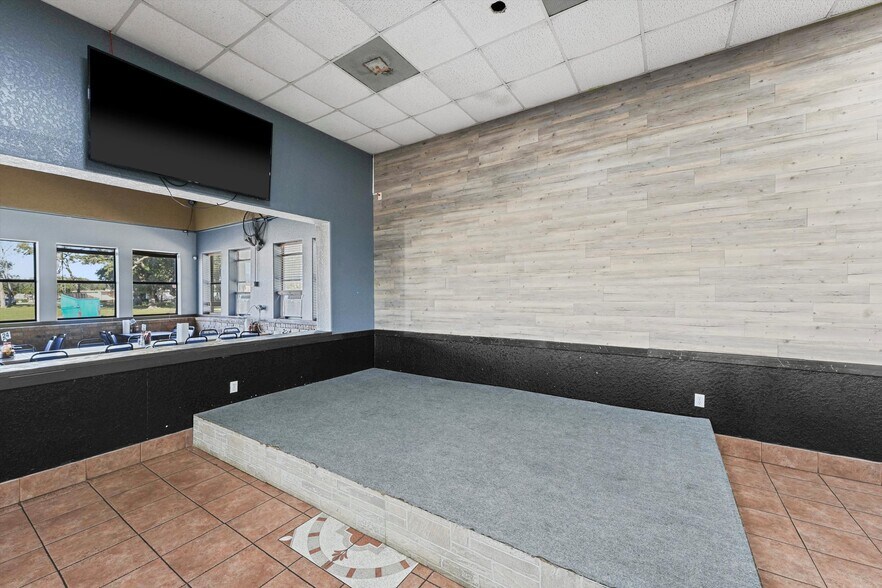 More Photos Of 918 W Plantation Dr, Clute Restaurant For Sale