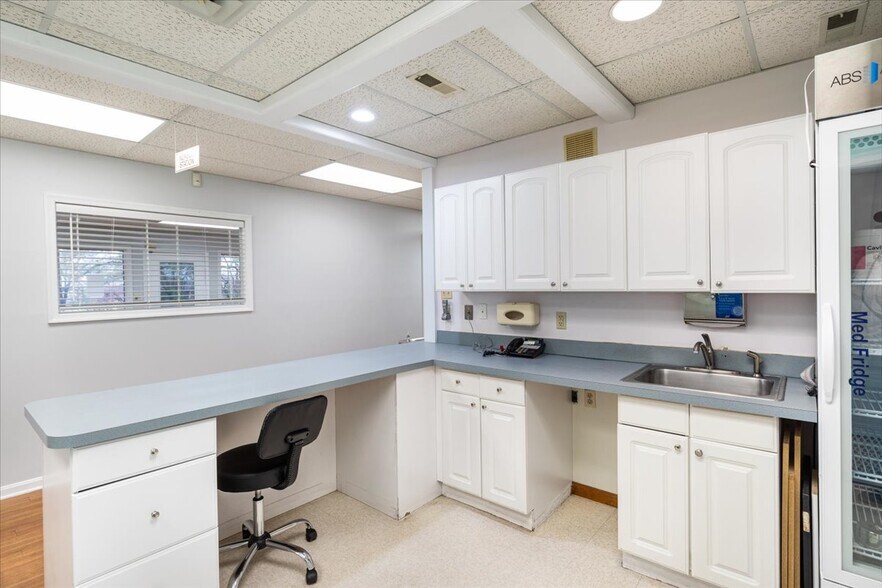 More Photos Of 10623 Crestwood Dr, Manassas Office For Sale