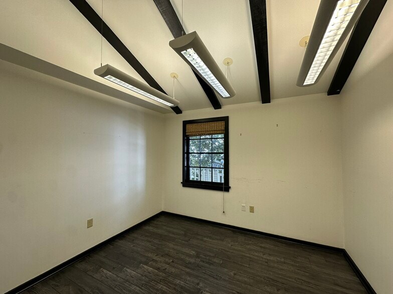 More Photos Of 442 Government St, Baton Rouge Office For Sale