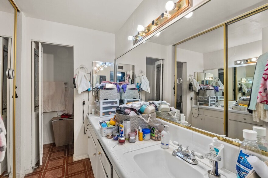 More Photos Of 7614 Mason Ave, Winnetka Multifamily For Sale