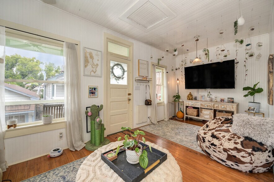 More Photos Of 1250 B St, Walnut Grove Showroom For Sale