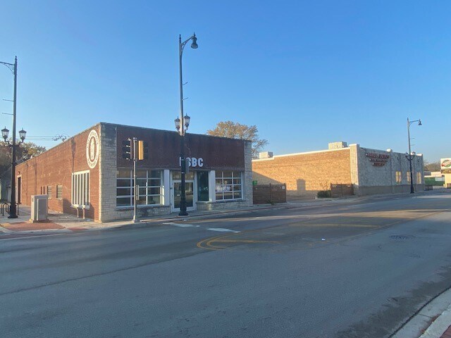 More Photos Of 7700 W Madison St, Forest Park Flex For Lease