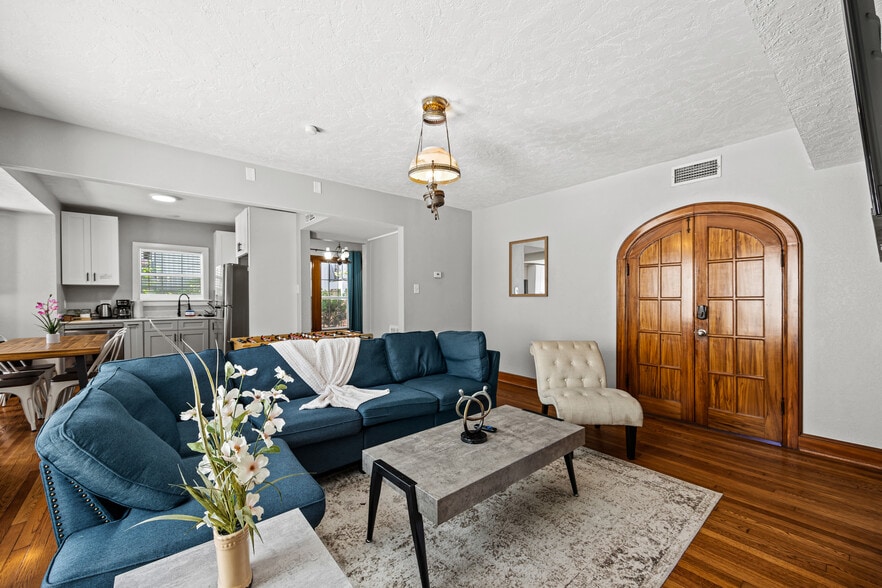 More Photos Of 2512 Calumet St, Houston Apartments For Sale