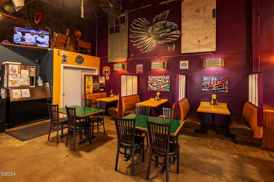 More Photos Of 515 NW Coast St, Newport Restaurant For Lease