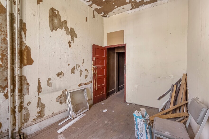 More Photos Of 2111 Germantown Ave, Philadelphia Bar For Sale