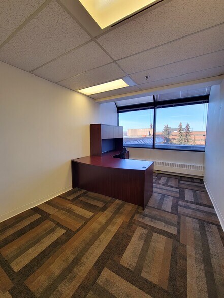 More Photos Of 3115 12th St NE, Calgary Office For Sale