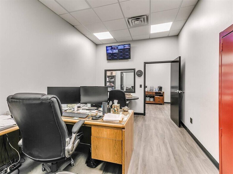 More Photos Of 6625 S Hiwassee Rd, Oklahoma City Showroom For Sale