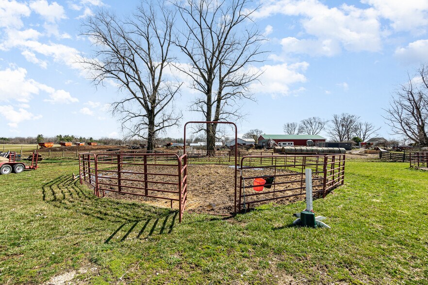 More Photos Of 7195 Singer Rd, Dayton Horse Stables For Sale