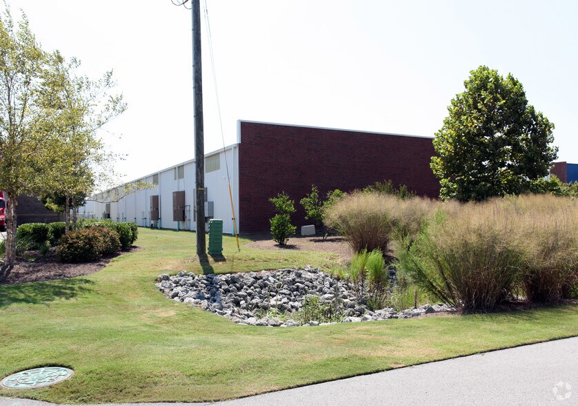 More Photos Of 3210 Pennington Dr, Wilmington Flex For Lease
