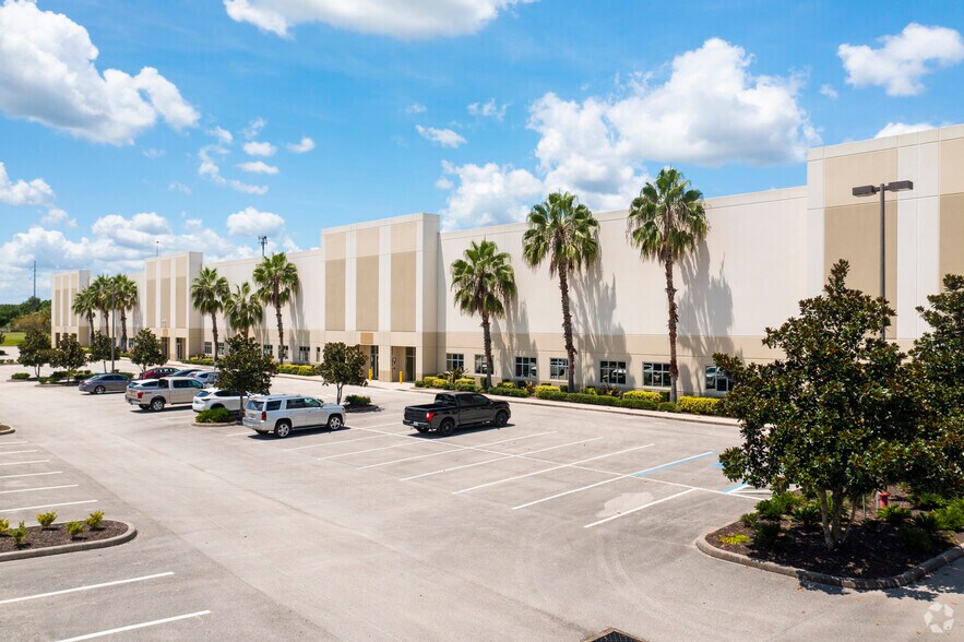 More Photos Of 2850 Interstate Dr, Lakeland Industrial For Lease