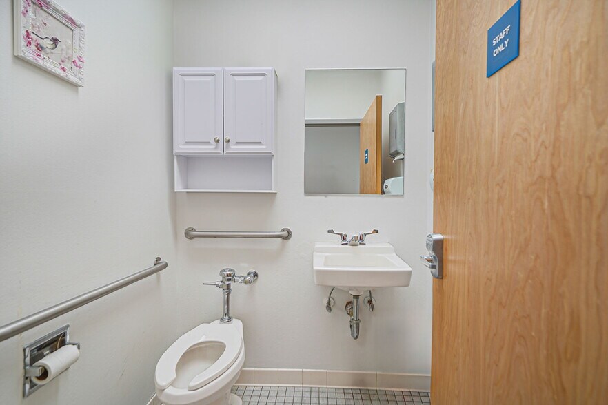 More Photos Of 180 E Main St, Bay Shore Medical For Sale