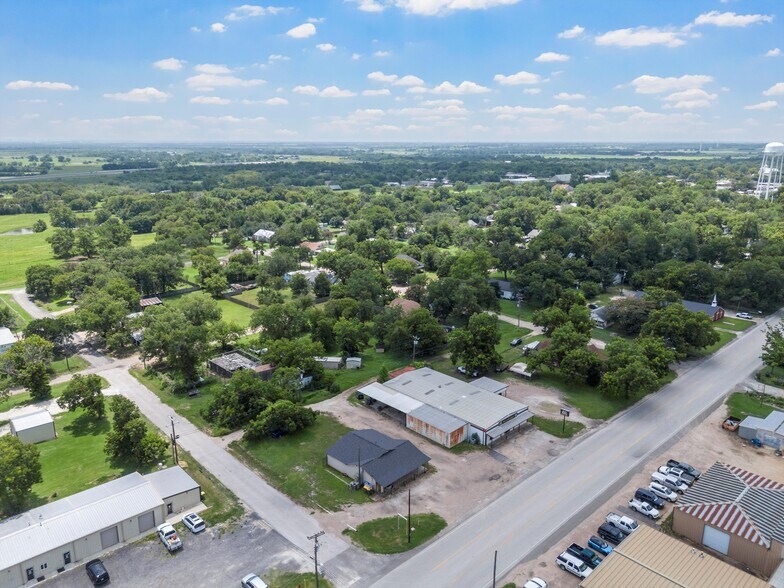 More Photos Of 604 NE 4th St, Hubbard Auto Repair For Sale