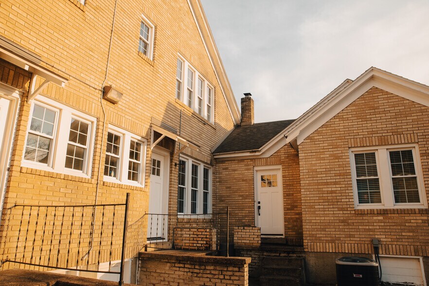 More Photos Of 355 N College Ave, Fayetteville Office For Sale