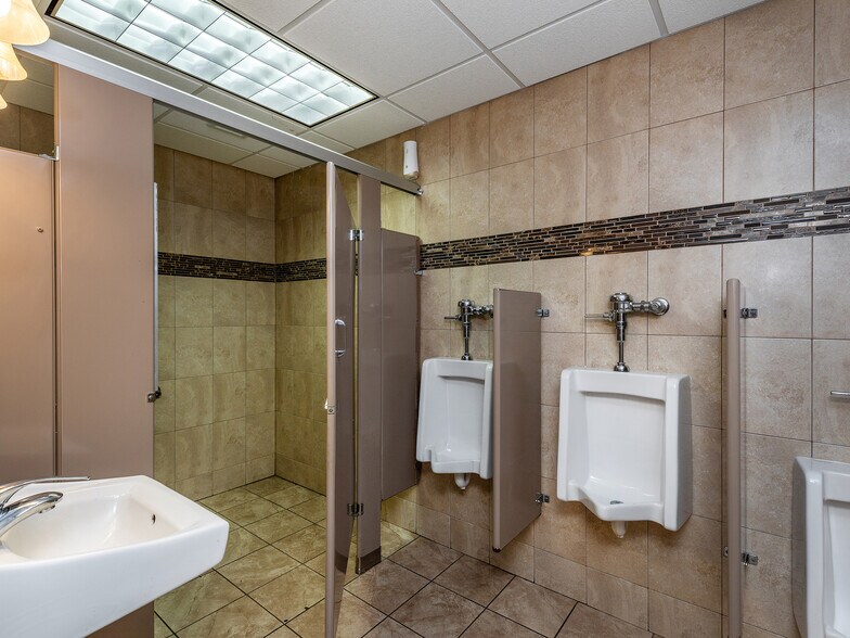 More Photos Of 388 Broad St, Bristol General Retail For Sale