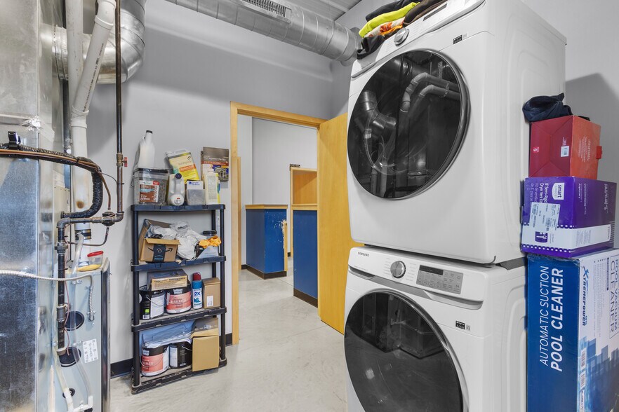 More Photos Of 390 Progress Dr, Cottage Grove Veterinarian Kennel For Sale