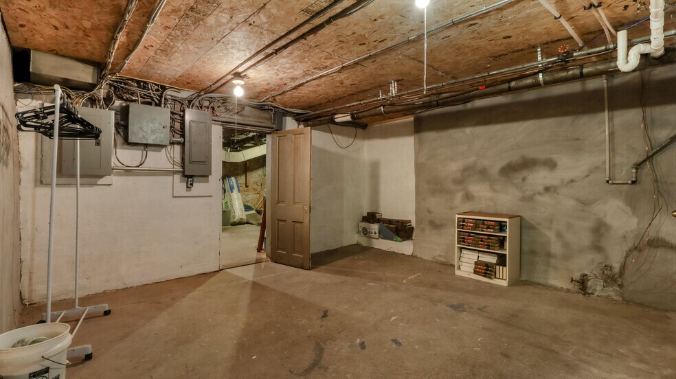 More Photos Of 33 W Cedar St, Chippewa Falls Office For Sale