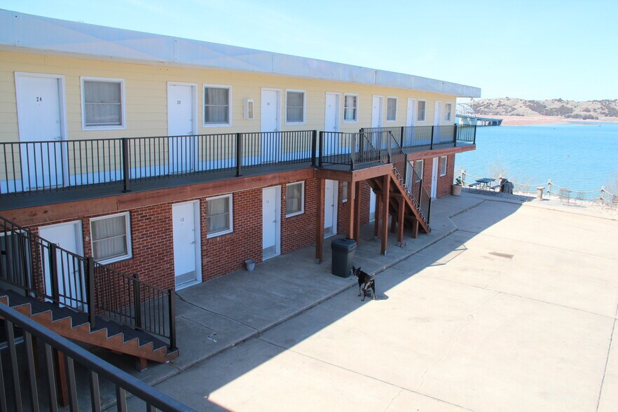 More Photos Of 115 N River St, Chamberlain Hotel For Sale