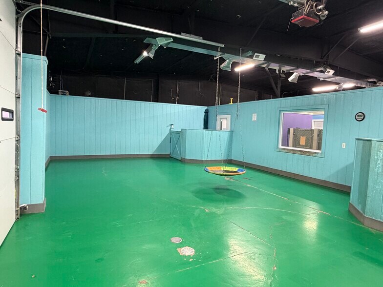 More Photos Of 911 W 1st St, Mcpherson Industrial For Sale