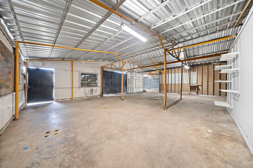 More Photos Of 120 N Bryan St, Houston Warehouse For Lease