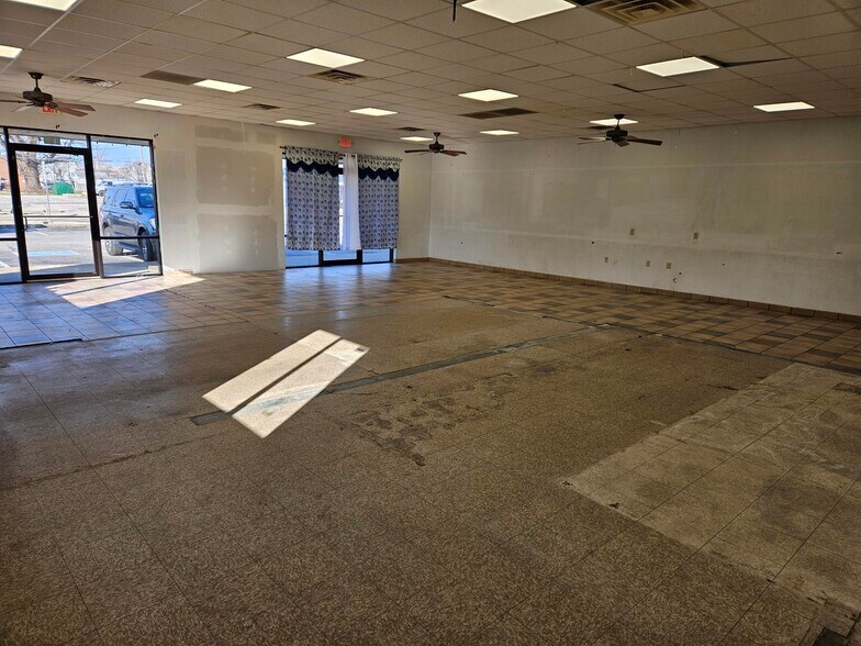 More Photos Of 501 N Main St, Evansville Storefront For Lease