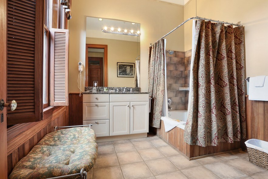 More Photos Of 120 S Pierce St, New Orleans Hotel For Sale