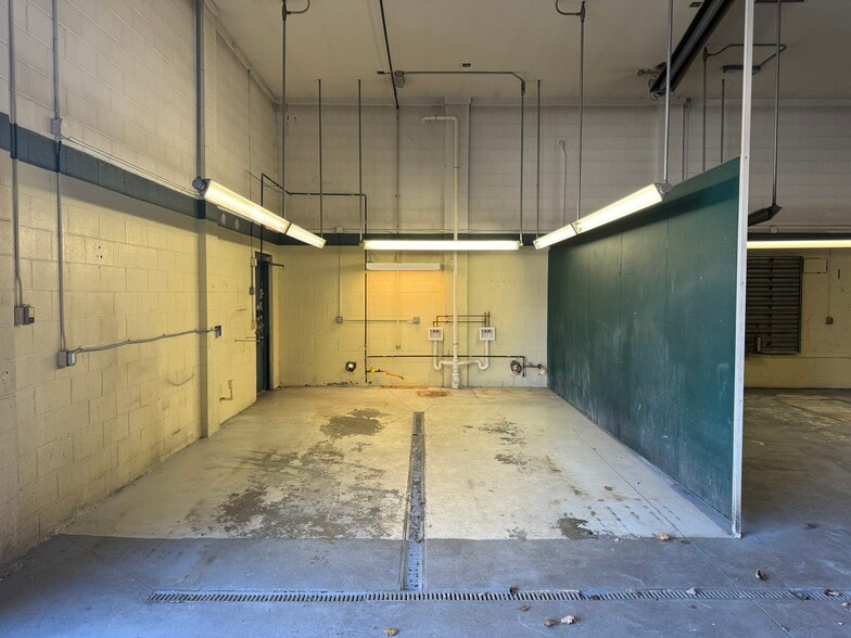 More Photos Of 1212 Battleground Ave, Greensboro Freestanding For Lease