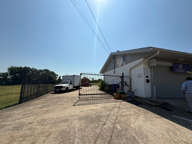 More Photos Of 2652 Cedar Crest Blvd, Dallas Storefront For Sale