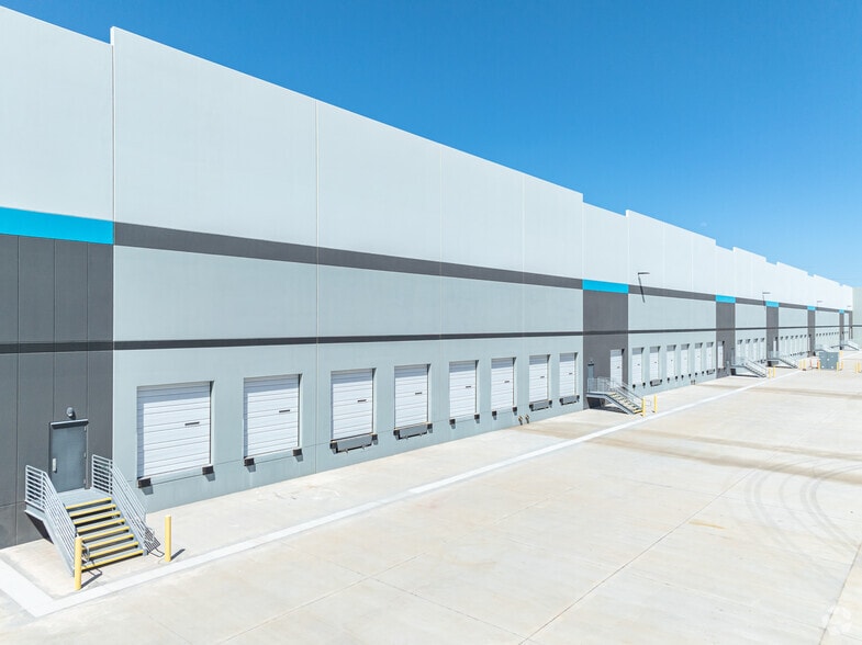 More Photos Of 6235 N Cotton Ln, Litchfield Park Distribution For Lease