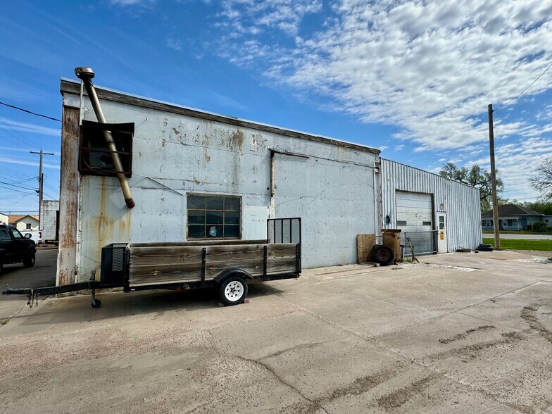 More Photos Of 1712 Central Ave, Kearney Warehouse For Lease