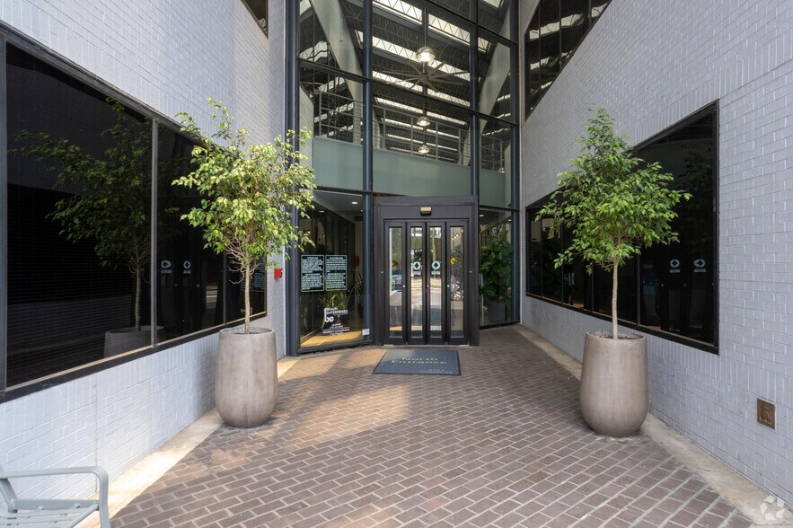 More Photos Of 5757 Woodway Dr, Houston Unknown For Lease