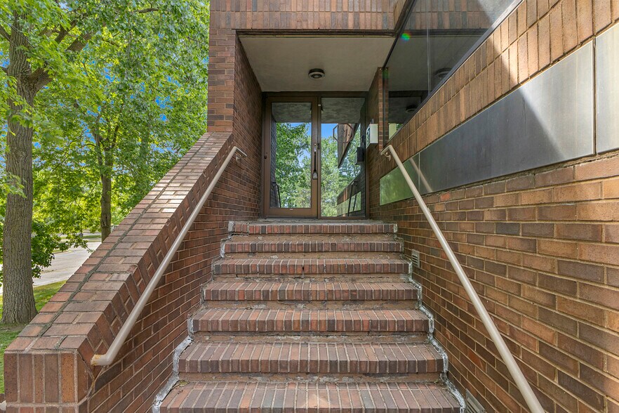 More Photos Of 15360 S Commerce Dr, Dearborn Office For Sale