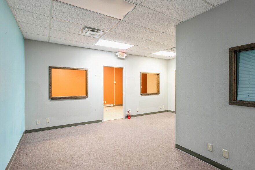 More Photos Of 202-210 W State St, Marshalltown Office For Sale