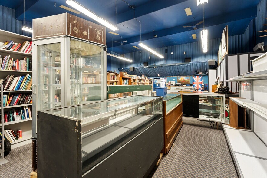 More Photos Of 33017 1st Av, Mission Flex For Sale