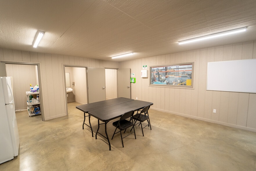 More Photos Of 236 Industrial Park Dr, Victoria Warehouse For Lease