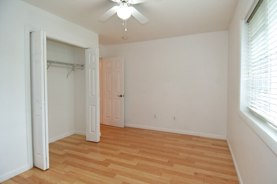 More Photos Of 1705 Commonwealth Ave, Alexandria Apartments For Sale