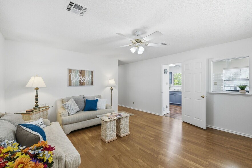 More Photos Of 403 W Anderson Ave, Round Rock Loft Creative Space For Sale