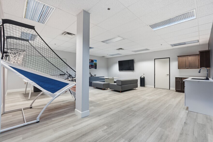 More Photos Of 3401 E Harbour Dr, Phoenix Light Manufacturing For Lease