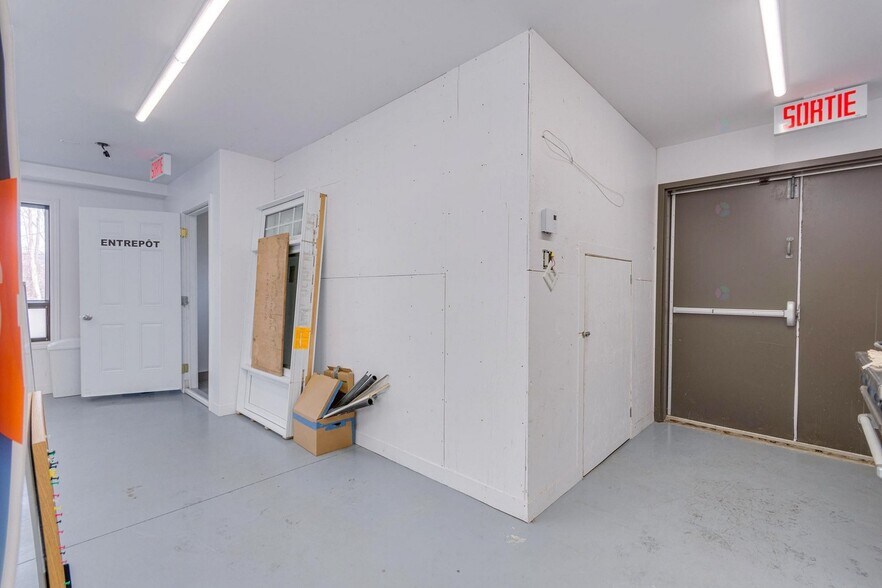More Photos Of 1695 Rue Atmec, Gatineau General Retail For Sale