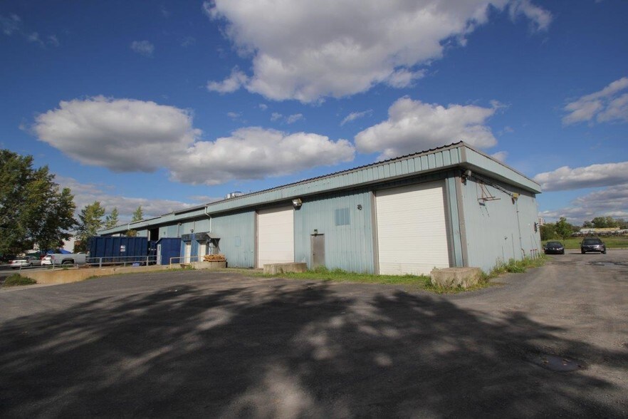 More Photos Of 900-914 Av Simard, Chambly Warehouse For Sale