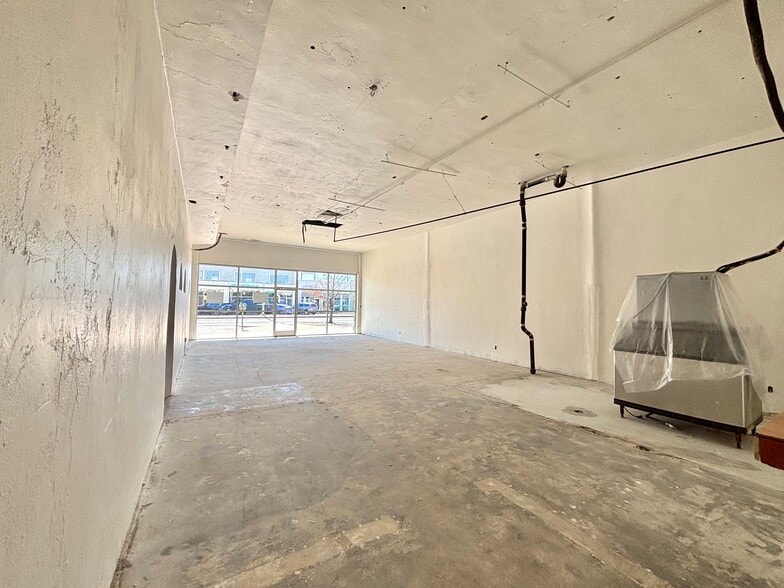 More Photos Of 300-308 W Jefferson Blvd, Dallas Storefront For Lease