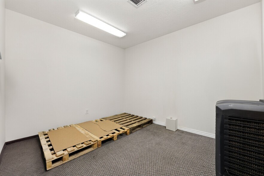 More Photos Of 376-384 Commerce Loop, Orem Manufacturing For Lease