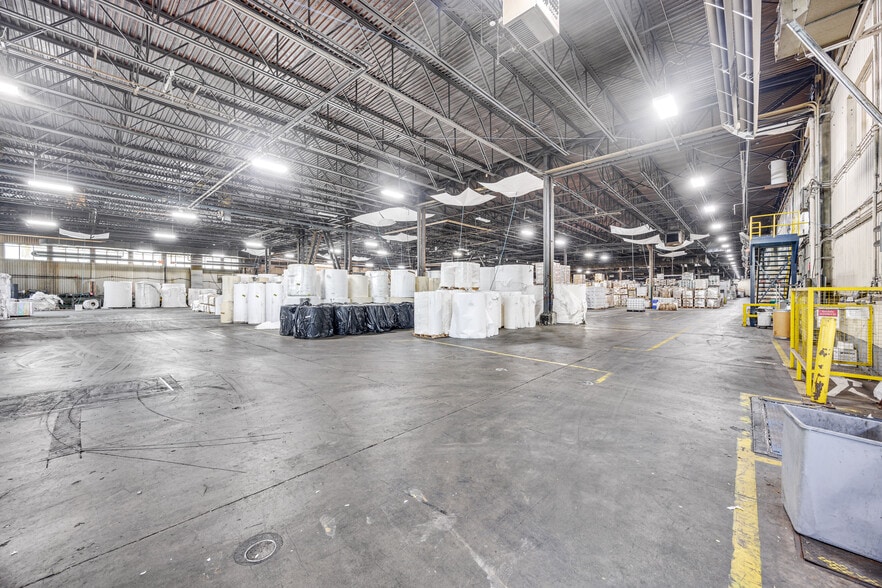 More Photos Of 500 Rue Léger, Riviere-beaudette Manufacturing For Lease