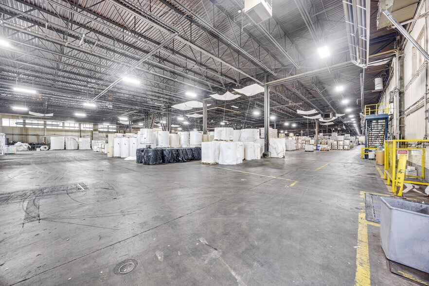 More Photos Of 500 Rue Léger, Riviere-beaudette Manufacturing For Sale