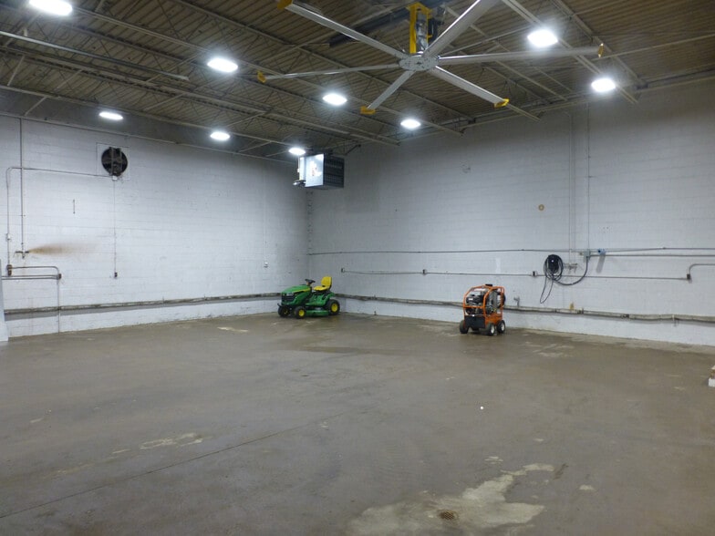More Photos Of 1419 5th Ave, Aurora Warehouse For Lease