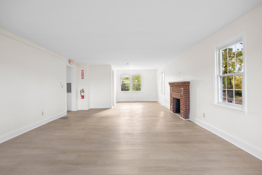 More Photos Of 267 Wolf Rd, Latham Office For Lease