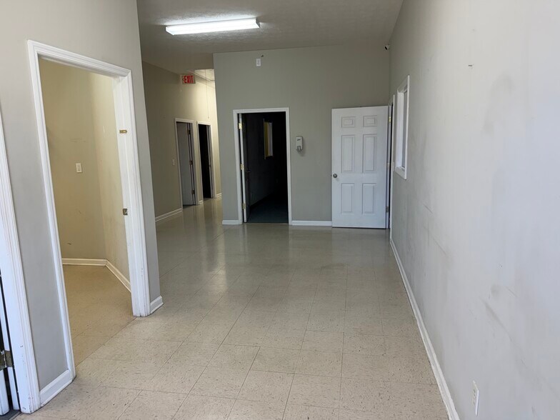 More Photos Of 1975 Mall Blvd, Auburn Warehouse For Lease